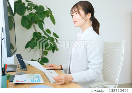 デスクでパソコン作業をする若い女性ビジネスパーソン・オフィスで仕事をする会社員 138723495