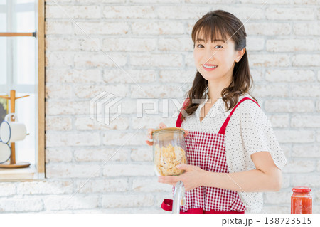 キッチンでパスタ料理を作る若い女性 138723515