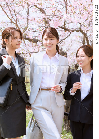桜並木の下を歩く新入社員の女性3人・春のフレッシャーズイメージ・スーツ姿の若手ビジネスウーマン 桜並木の下を歩く新入社員の女性3人・春のフレッシャーズイメージ・スーツ姿の若手ビジネスウーマン 138723522