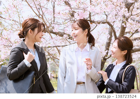 桜の下で会話する三人の若い女性ビジネスパーソン・春の新生活と職場の仲間たち 桜の下で会話する三人の若い女性ビジネスパーソン・春の新生活と職場の仲間たち 138723524