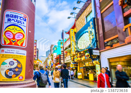 日本の横浜都市景観新風景。横浜中華街から3つのお願い。…「他店前では食べない」の看板などがお目見え 日本の横浜都市景観新風景。横浜中華街から3つのお願い。…「他店前では食べない」の看板などがお目見え 138723638