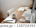 コーヒーカップとパソコンとノートがあるミニマルなデスク 138724393