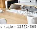 キーボードのあるシンプルな木のワークデスクのクローズアップ 138724395
