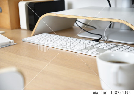 キーボードのあるシンプルな木のワークデスクのクローズアップ キーボードのあるシンプルな木のワークデスクのクローズアップ 138724395