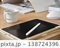 タブレットとペンとコーヒーカップのある机 138724396