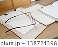 机の上に置かれたメガネ 138724398