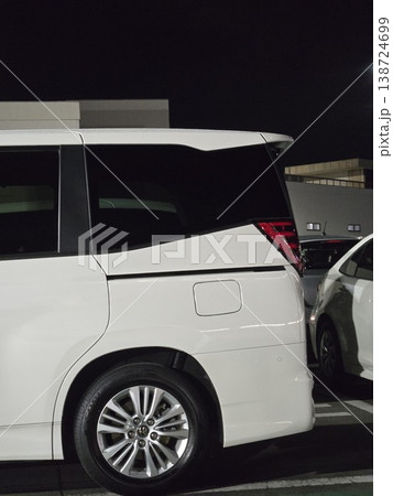 夜の駐車場に佇む白いミニバンのサイドビュー 138724699