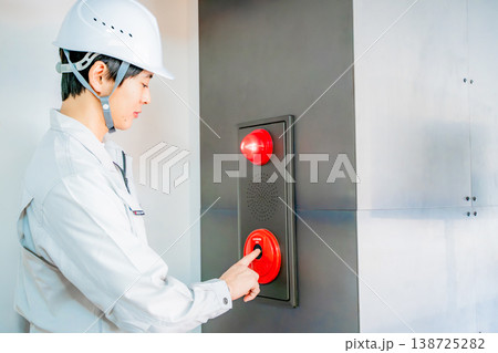 自動火災報知設備の点検をする作業着の男性 自動火災報知設備の点検をする作業着の男性 138725282