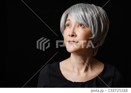 希望に満ちた表情の白髪のシニア女性 138725288