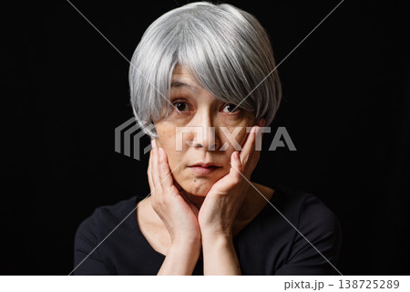 肌の衰えを気にする白髪のシニア女性 138725289