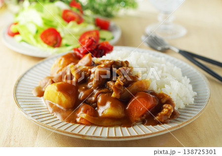 カレーライスと野菜サラダ カレーライスと野菜サラダ 138725301