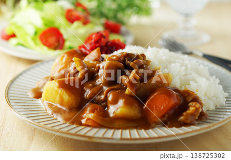 カレーライスと野菜サラダ 138725302