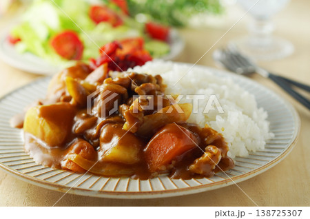 カレーライスと野菜サラダ 138725307