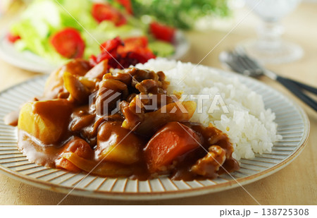 カレーライスと野菜サラダ 138725308