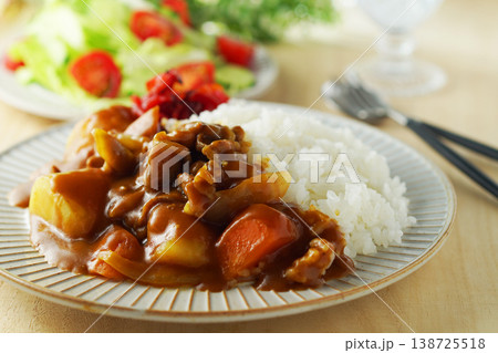 カレーライスと野菜サラダ 138725518