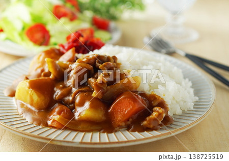 カレーライスと野菜サラダ カレーライスと野菜サラダ 138725519