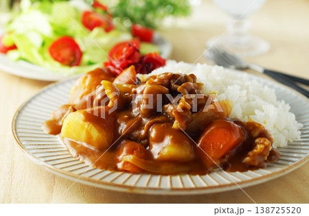 カレーライスと野菜サラダ 138725520