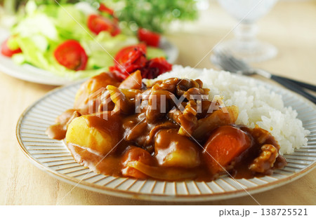 カレーライスと野菜サラダ カレーライスと野菜サラダ 138725521