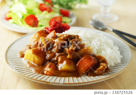 カレーライスと野菜サラダ 138725526
