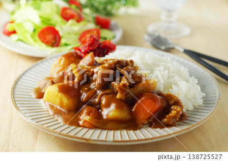 カレーライスと野菜サラダ 138725527