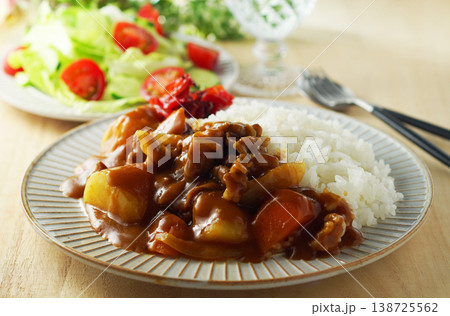 カレーライスと野菜サラダ 138725562