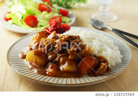 カレーライスと野菜サラダ カレーライスと野菜サラダ 138725564