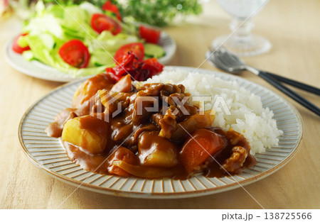 カレーライスと野菜サラダ 138725566
