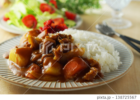 カレーライスと野菜サラダ 138725567