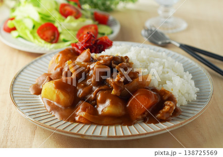 カレーライスと野菜サラダ 138725569