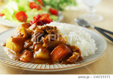 カレーライスと野菜サラダ カレーライスと野菜サラダ 138725571
