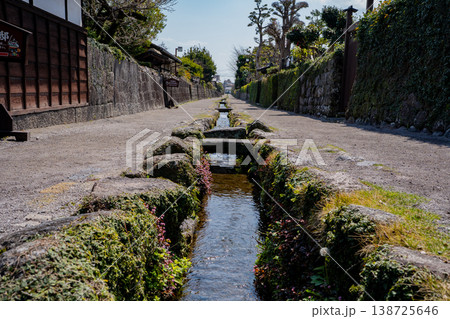 島原武家屋敷通りの水路の風景（島原市） 138725646