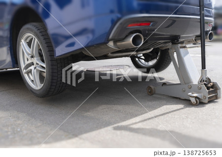 タイヤ交換でジャッキアップする自動車メンテナンス作業 タイヤ交換でジャッキアップする自動車メンテナンス作業 138725653