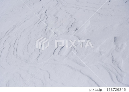 風に刻まれた雪面の模様　冬が描く自然のテクスチャ 138726246