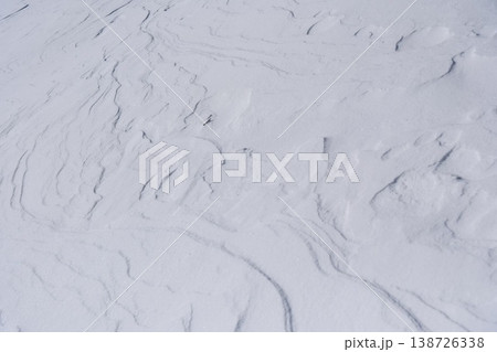 風に刻まれた雪面のライン　自然が描く抽象的な模様 138726338