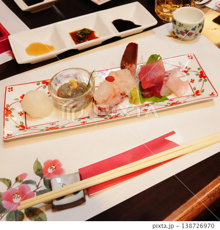 日本_和食_刺身の盛り合わせ 138726970