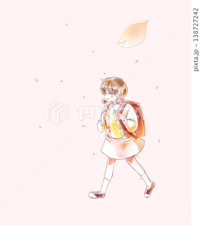 ランドセルを背負って歩く笑顔の女児　一年生 138727242