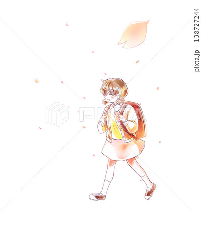 ランドセルを背負って歩く笑顔の女児　一年生　桜吹雪 138727244