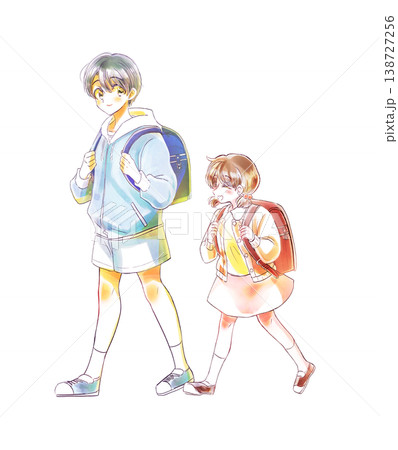 並んで歩く笑顔の男女の児童 138727256