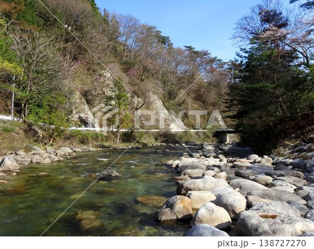 公園にある渓流の風景 公園にある渓流の風景 138727270