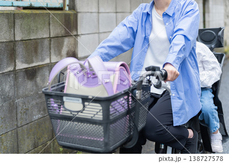 小学生を乗せて二人乗りする自転車・交通違反 小学生を乗せて二人乗りする自転車・交通違反 138727578
