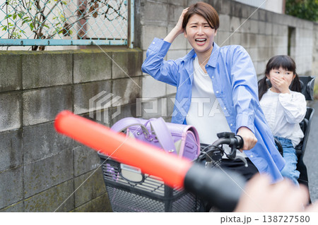 小学生を乗せて二人乗りする自転車・交通違反 小学生を乗せて二人乗りする自転車・交通違反 138727580
