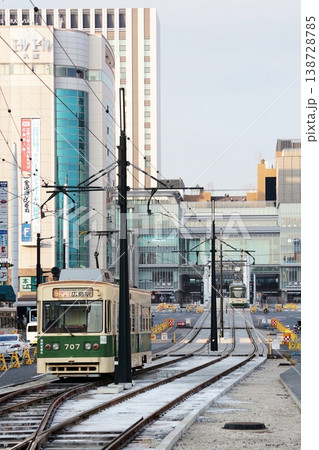 広島駅付近を走行する広島電鉄の路面電車 138728785