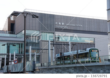 広島駅を出発する広島電鉄の路面電車 広島駅を出発する広島電鉄の路面電車 138728791