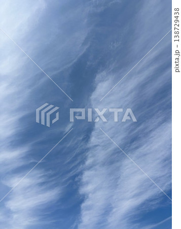 青空を横切る巻雲のダイナミックな流れ 青空を横切る巻雲のダイナミックな流れ 138729438