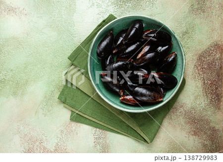 raw mussels in shells, in a bowl, top view, no people, raw mussels in shells, in a bowl, top view, no people, 138729983