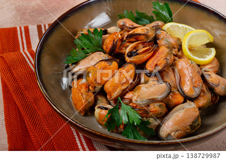 mussels no shell, boiled, mussels, peeled, in a bowl, with lemon and parsley, Chilean mussels, top view, no people, mussels no shell, boiled, mussels, peeled, in a bowl, with lemon and parsley, Chilean mussels, top view, no people, 138729987