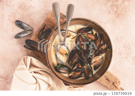 Mussels in creamy garlic sauce, served with fresh herbs and spices, homemade, no people, Mussels in creamy garlic sauce, served with fresh herbs and spices, homemade, no people, 138730019