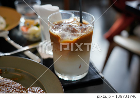 ランチタイムのアイスカフェラテ ランチタイムのアイスカフェラテ 138731746