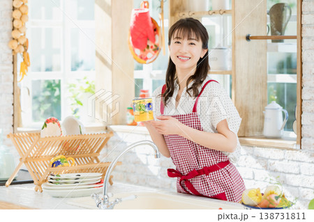 キッチンで料理をする若い女性 138731811