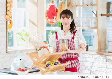 キッチンで料理をする若い女性 キッチンで料理をする若い女性 138731815